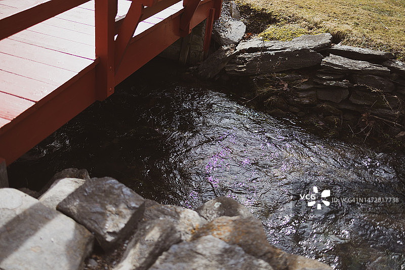 红桥旁的小溪图片素材