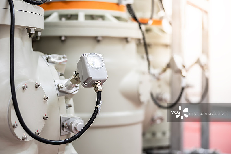 电力变电站实验室不锈钢管道和工艺阀罐系统图片素材