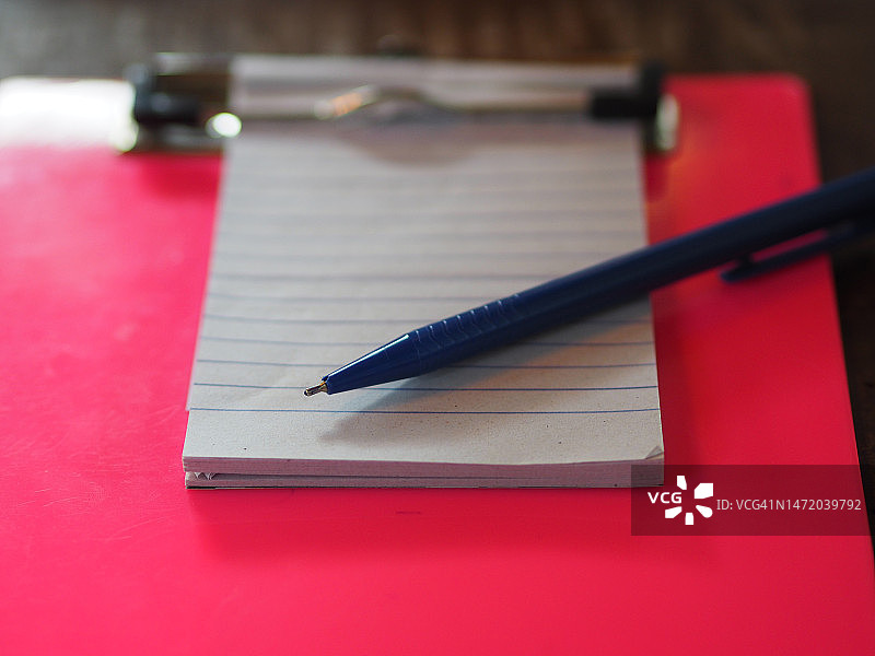回形针笔上的纸张图片素材