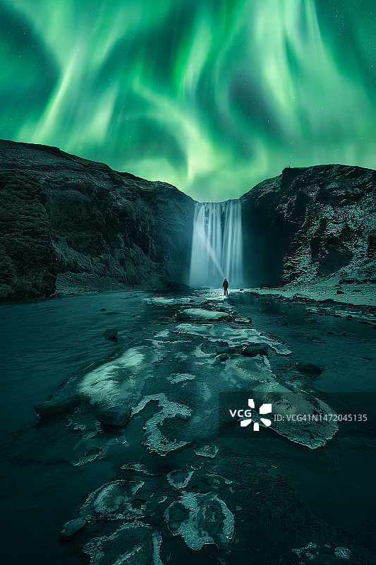 冰岛黄金圈路线：斯科加瀑布上的北极光图片素材