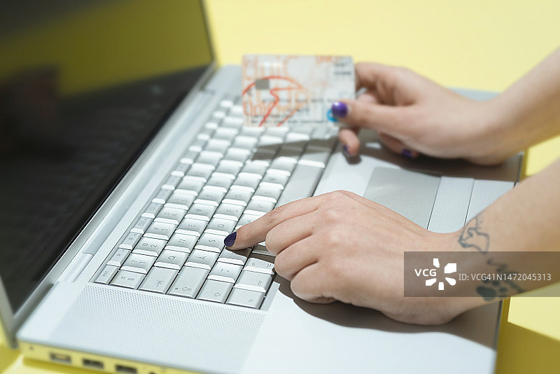 使用信用卡在线购物图片素材