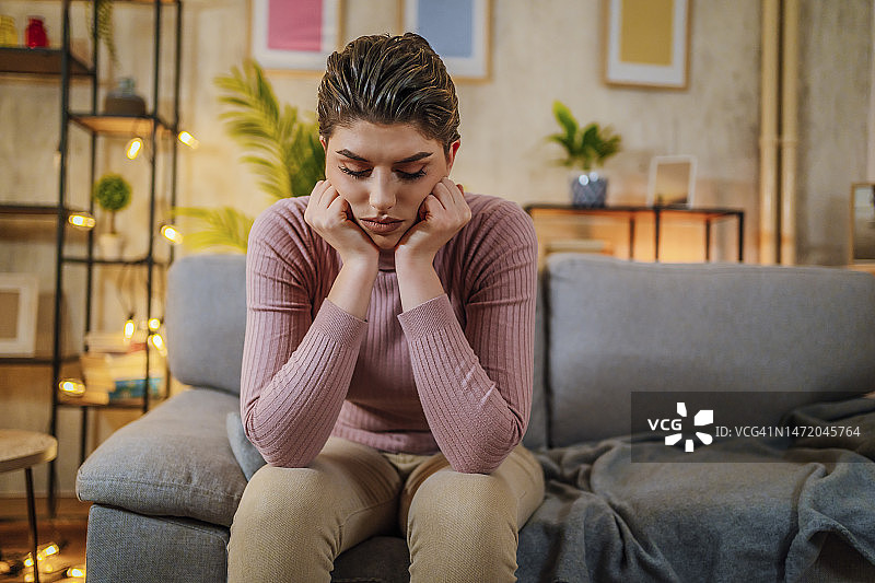 在家中的焦虑女人图片素材