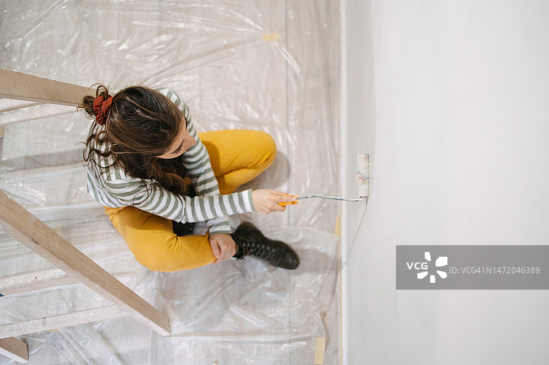年轻女子装修房子图片素材