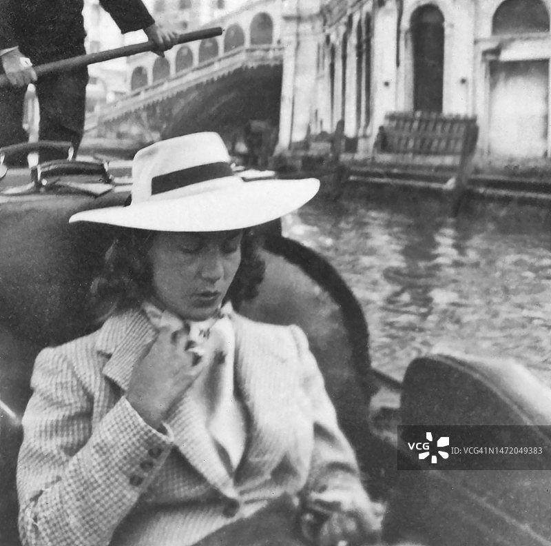1941年，在威尼斯乘坐贡多拉的年轻漂亮女人图片素材