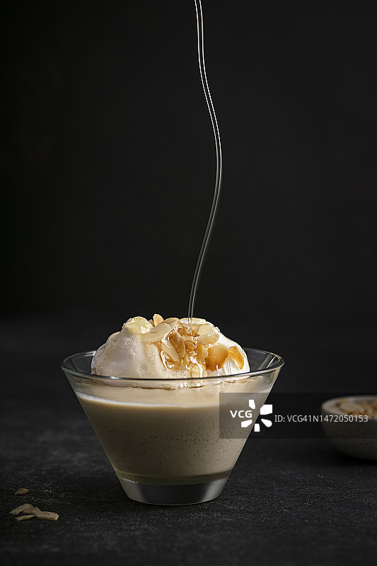 漂浮的焦糖杏仁岛图片素材