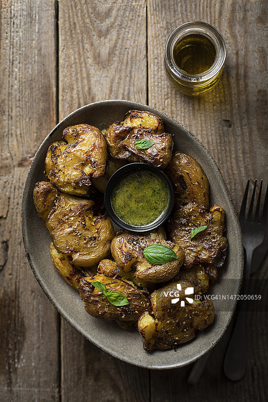 搭配罗勒橄榄油和酸奶酱的土豆泥图片素材