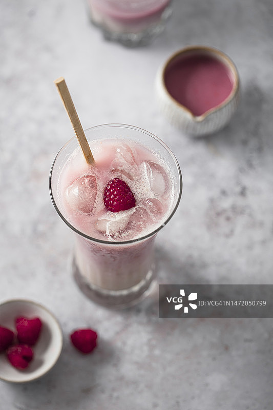 覆盆子冰沙拿铁新鲜饮品图片素材