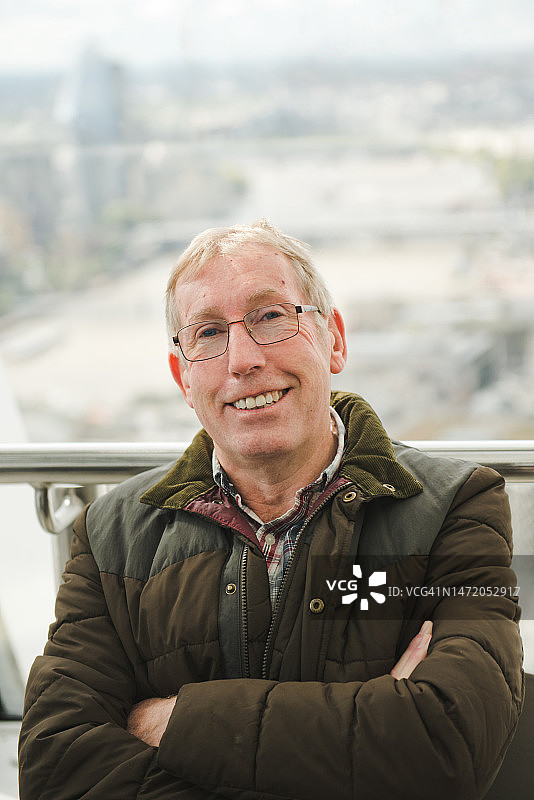 微笑的老年男人肖像图片素材