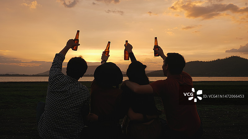 亚洲年轻人享受派对乐趣图片素材