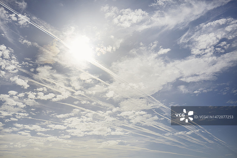 云和阳光下的天空尾迹抽象背景图片素材