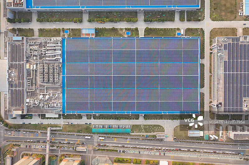 航拍大型工业园区屋顶太阳能电站图片素材