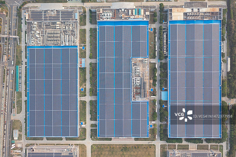 航拍大型工业园区屋顶太阳能电站图片素材