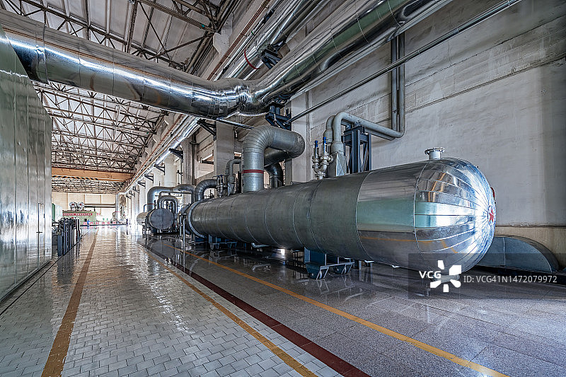 热电厂车间内的管道机械设备图片素材