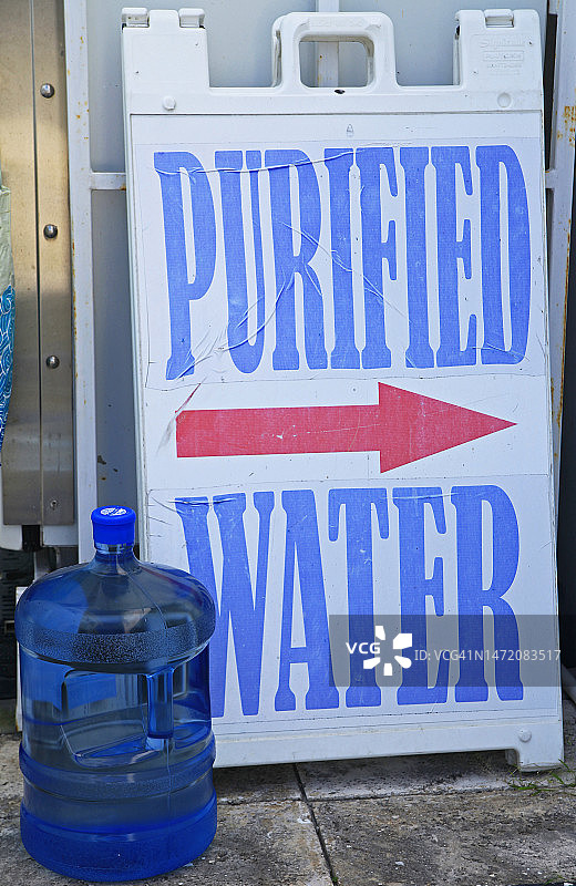 带5加仑容器的饮水机图片素材