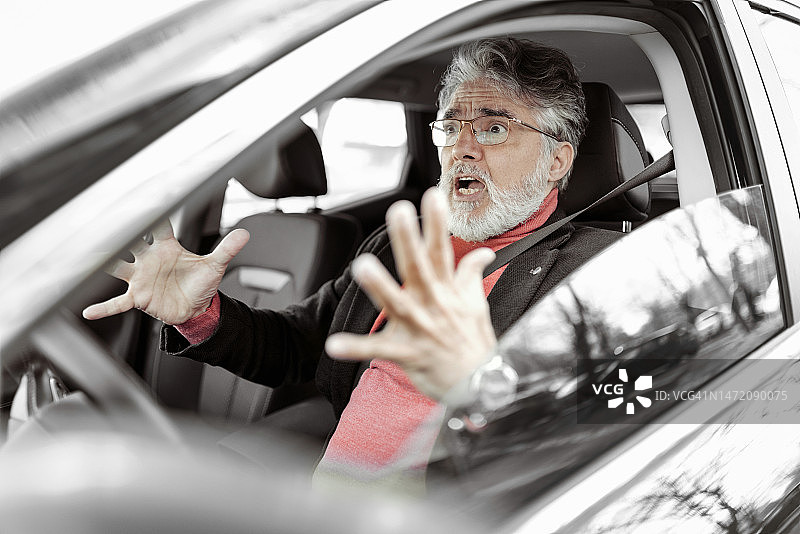 在车里大喊大叫的男人图片素材