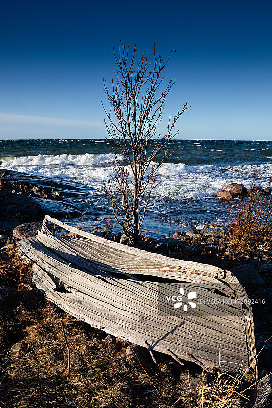 在芬兰图尔库群岛波罗的海Jurmo偏远岛屿海滩上腐烂的废弃旧船图片素材