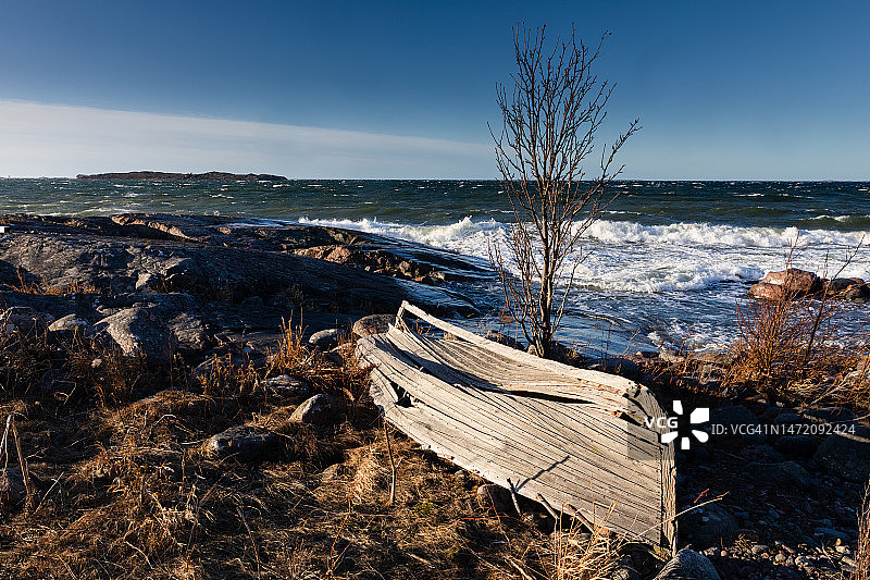 在芬兰图尔库群岛波罗的海Jurmo偏远岛屿海滩上腐烂的废弃旧船图片素材