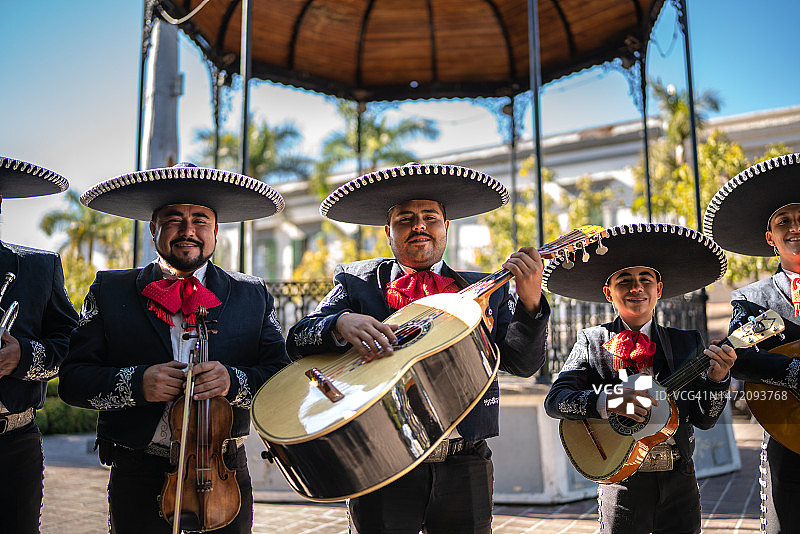 历史街区传统流浪乐队合影图片素材