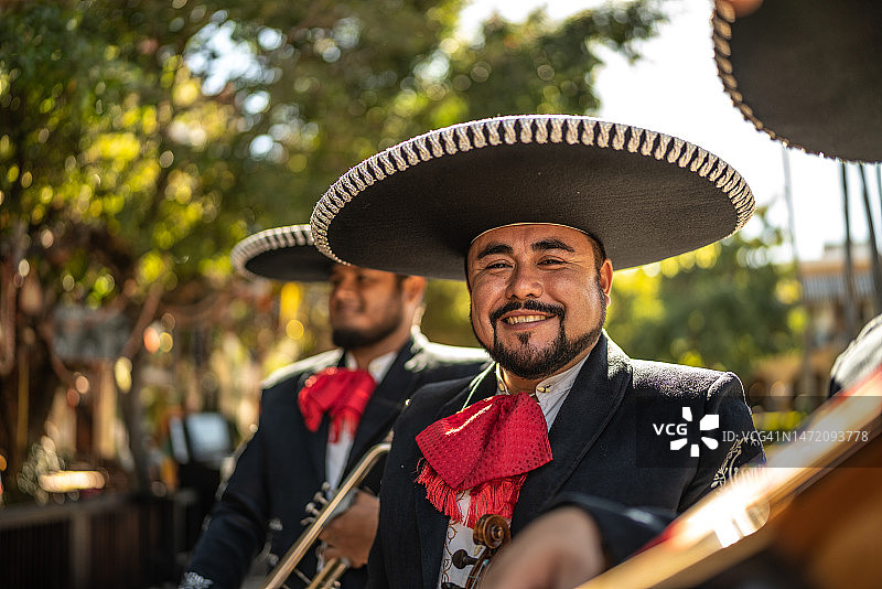 户外传统墨西哥流浪乐队中年男子肖像图片素材
