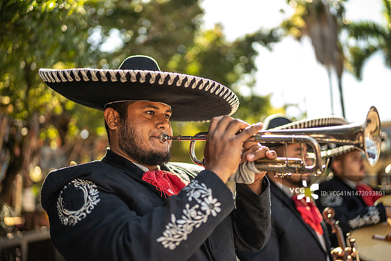 在户外演奏的传统墨西哥流浪乐队小号手图片素材