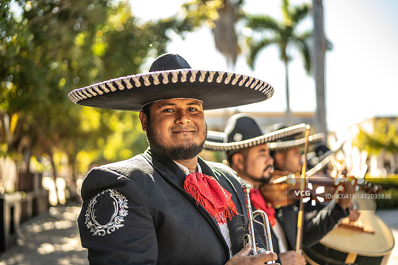 户外传统墨西哥流浪乐队小号手人像图片素材
