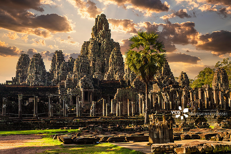 日落时分柬埔寨暹粒吴哥通王城巴戎寺图片素材