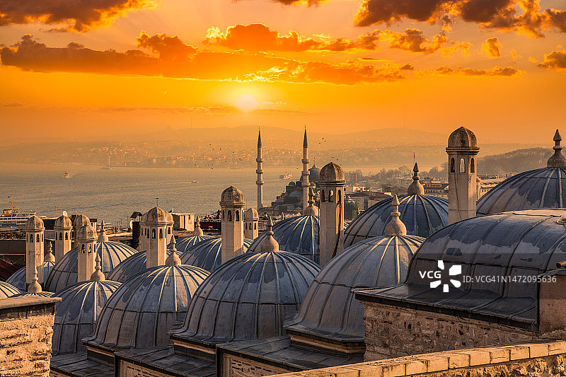 博斯普鲁斯海峡日落时分的苏莱曼尼耶清真寺圆顶图片素材