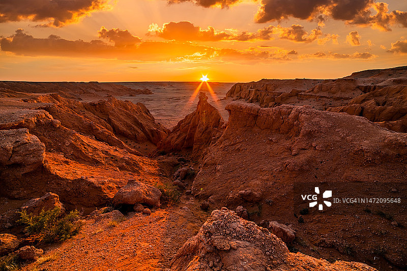 蒙古戈壁沙漠巴彦扎格火焰崖日落图片素材