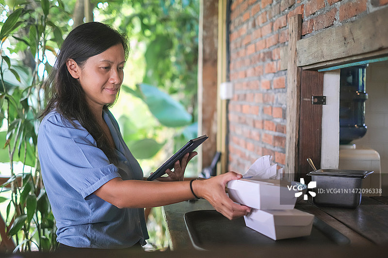 越南餐厅经理准备外卖订单图片素材