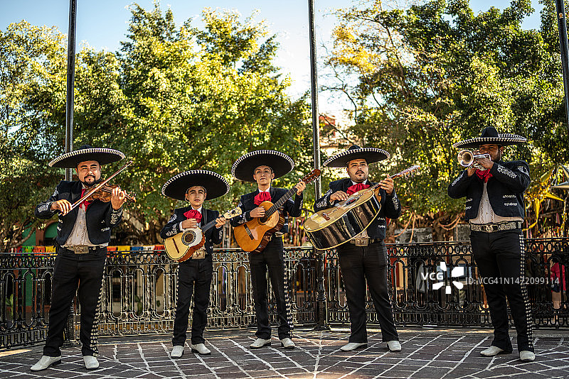 户外演奏的传统墨西哥流浪乐队图片素材
