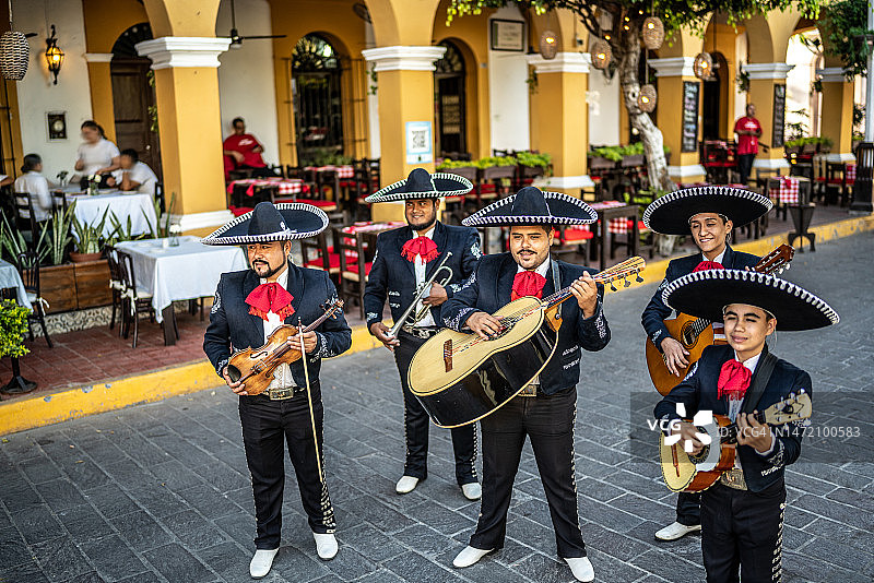 一群传统墨西哥流浪乐队在历史街区演奏音乐图片素材