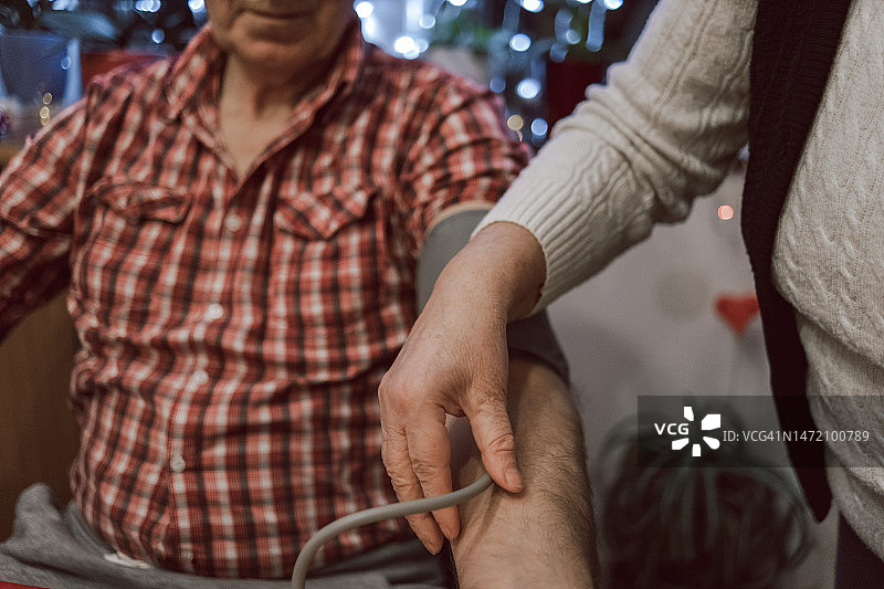 确保充气袖带固定到位图片素材