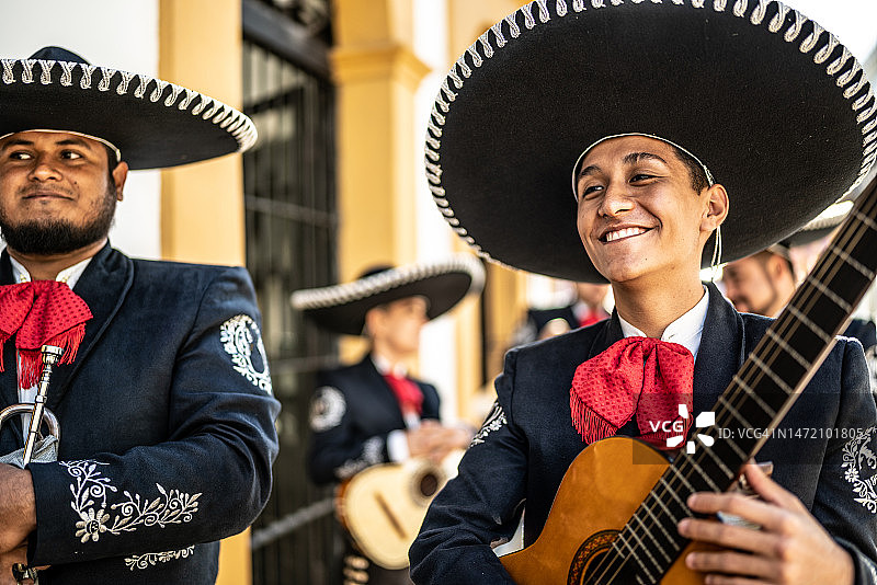 传统流浪乐队走在历史街区图片素材