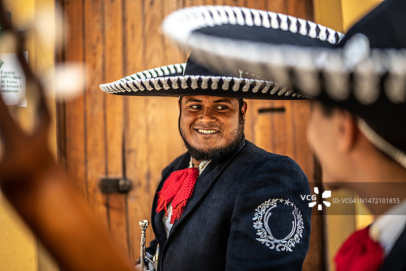 传统流浪乐队走在历史街区图片素材