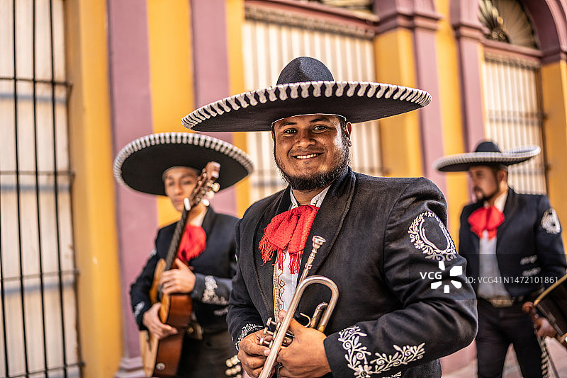 户外传统墨西哥流浪乐队中年男子肖像图片素材
