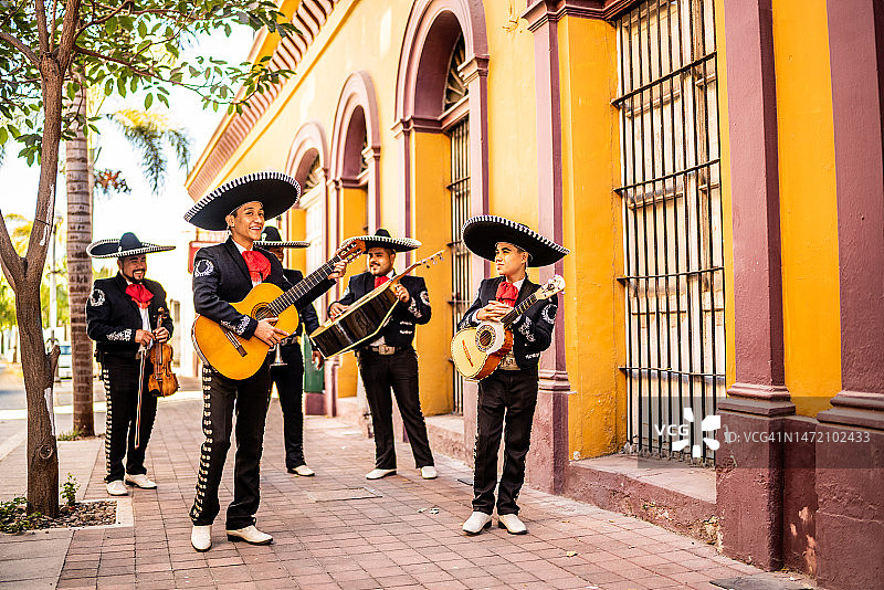 一群传统流浪乐队在历史街区行走图片素材