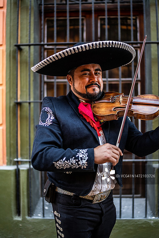 在历史街区演奏小提琴的墨西哥流浪乐队小提琴手肖像图片素材