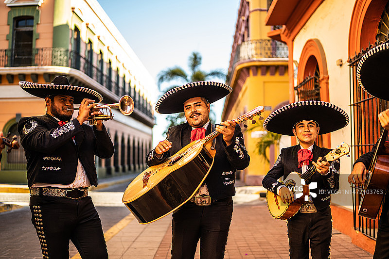 在历史街区演奏的传统墨西哥流浪乐队图片素材