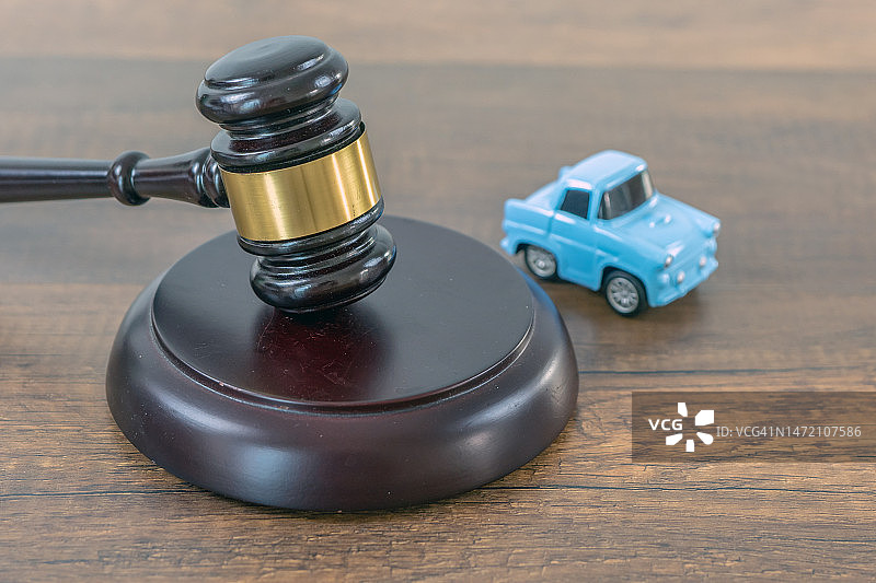 法槌与小型汽车，汽车拍卖概念图片素材