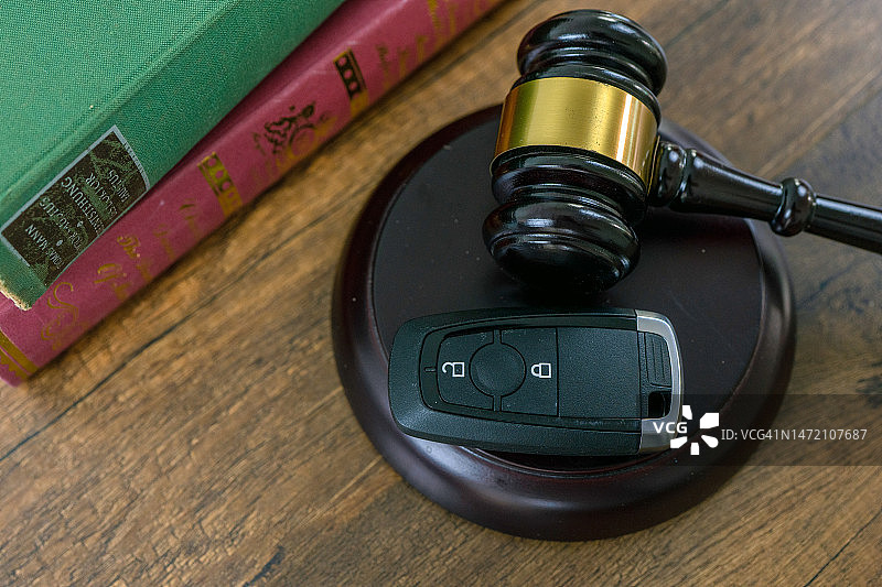 带有木槌的汽车钥匙图片素材