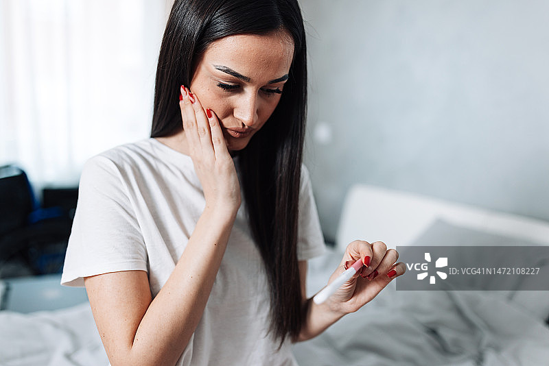 一位年轻女性发现自己怀孕后，世界天翻地覆图片素材