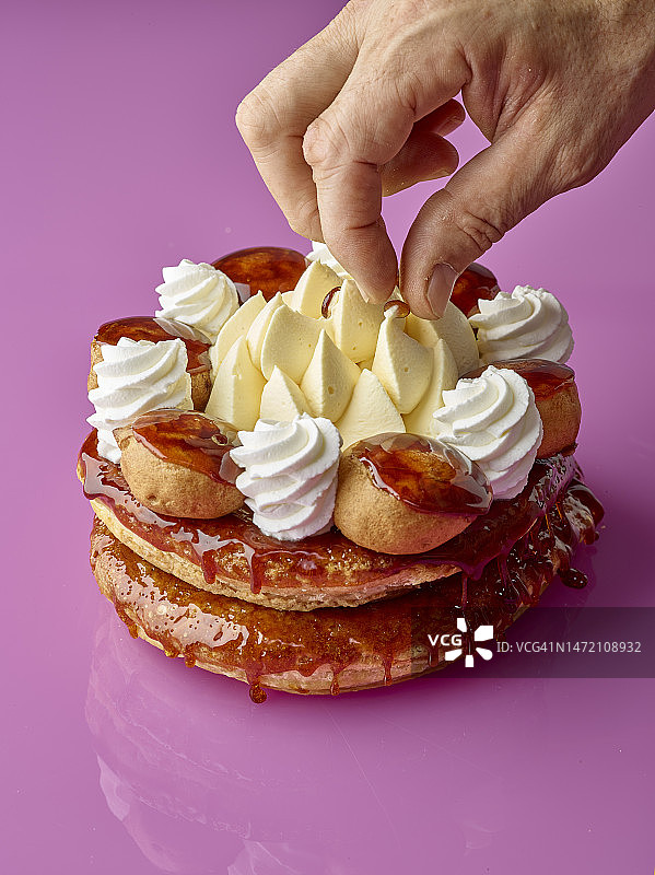 糕点师用奶油装饰蛋糕图片素材