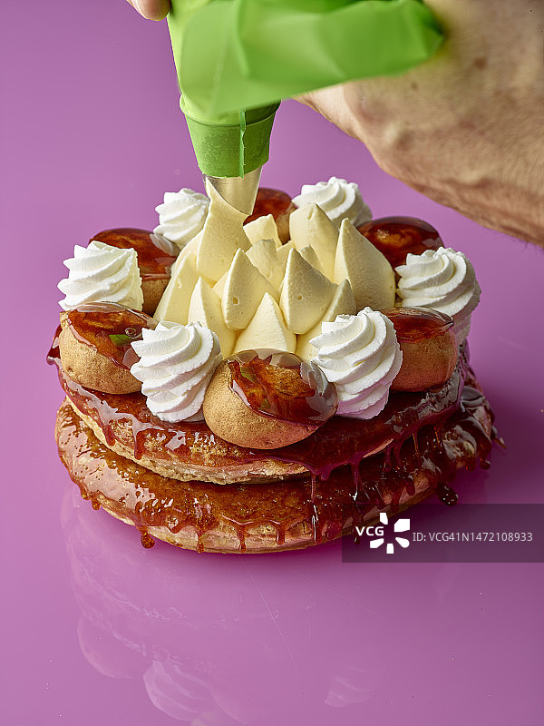 糕点师用奶油装饰蛋糕图片素材