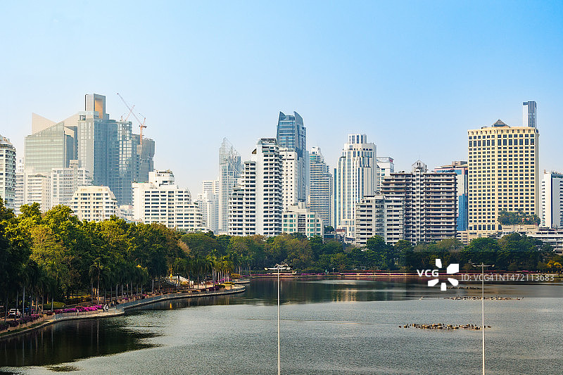 曼谷城市天际线（酒店屋顶酒吧视角）图片素材