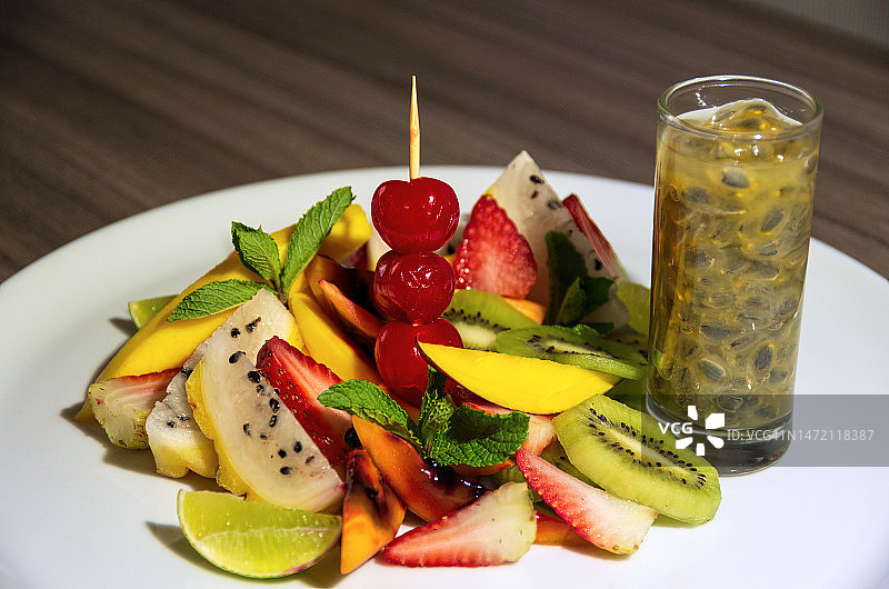 草莓芒果火龙果猕猴桃水果沙拉图片素材