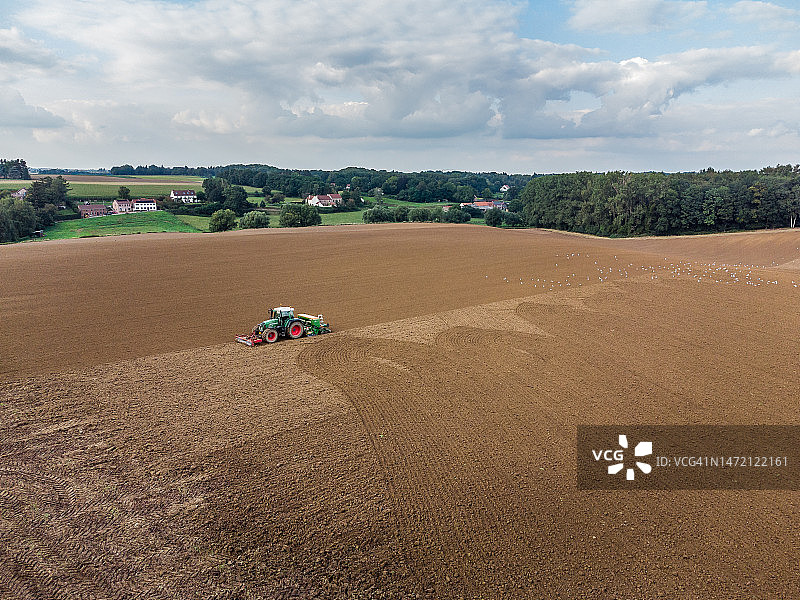 拖拉机耕作农田鸟瞰图图片素材