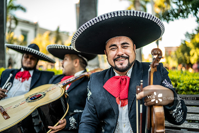 户外传统墨西哥流浪乐队中年男子肖像图片素材