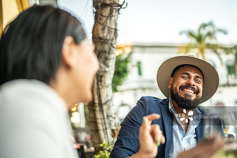 已婚夫妇在户外餐厅用餐图片素材