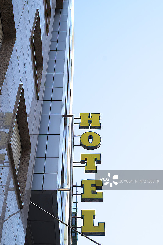 复古酒店标志牌，背景为蔚蓝天空，西班牙加利西亚，右侧留有复制空间图片素材