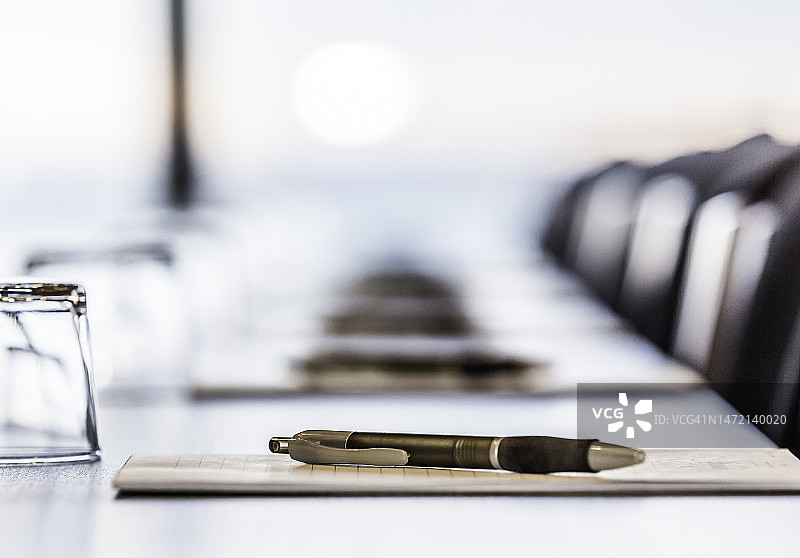 办公桌上的钢笔图片素材